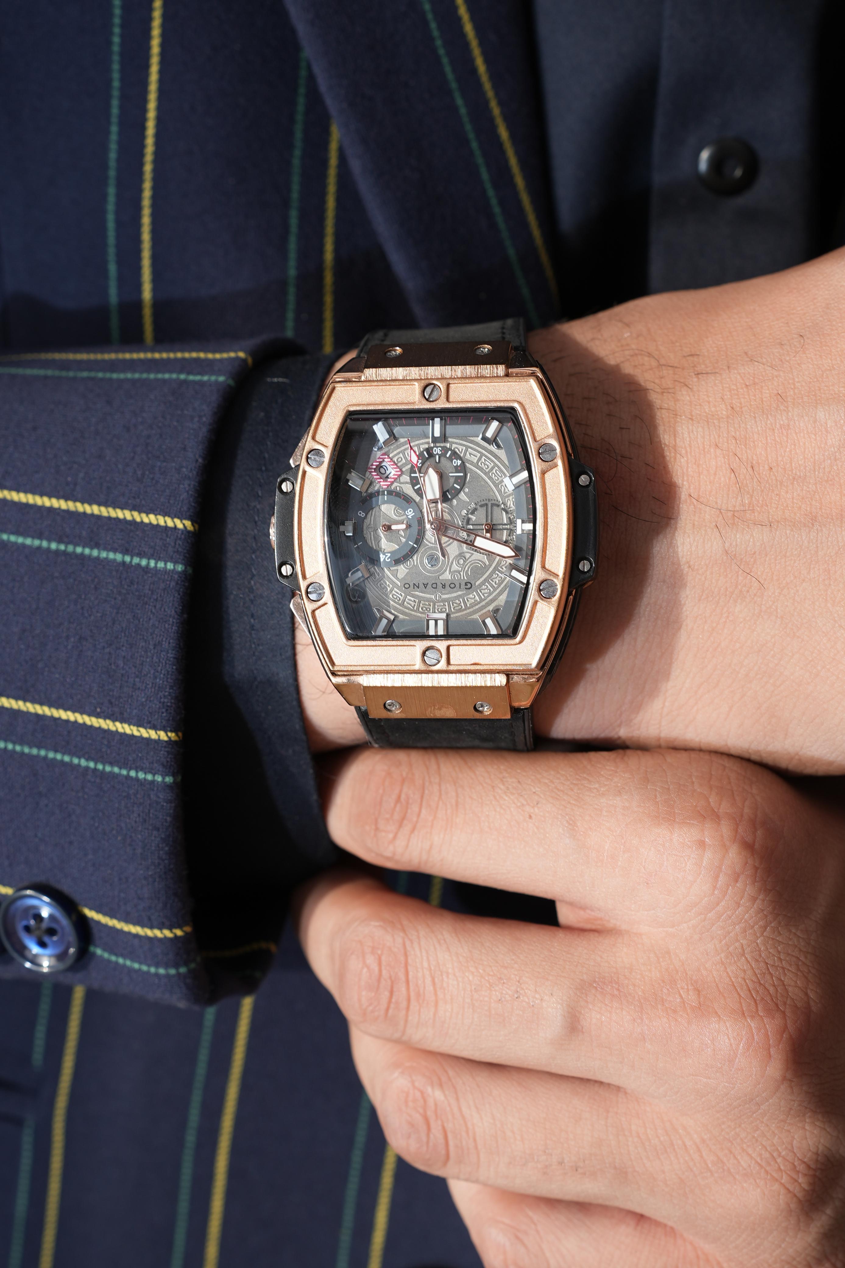 जिओडैनो टर्मिनेटर पुरुषों की रोज़ गोल्ड लेदर मल्टीफंक्शन वॉच - डे, डेट और 24-घंटे सब-डायल के साथ | पुरुषों के लिए वाटर रेसिस्टेंट स्क्वायर डायल यूनिक डिज़ाइन रिस्ट वॉच | GZ-50098-02