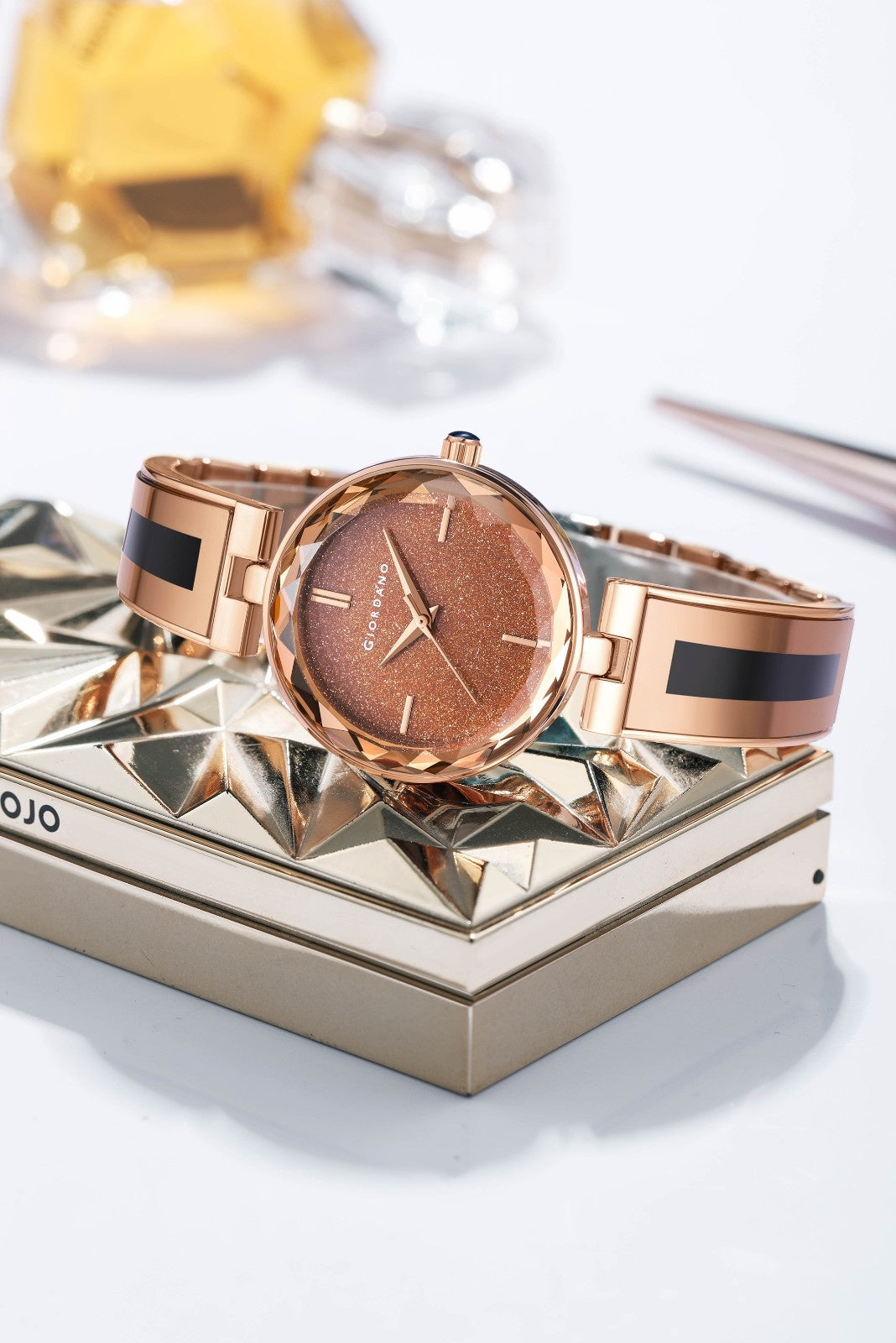 Giordano Luxurious Analog Watch for Women with Elegant Diamond Cut Glass and Stainless Steel Strap - GZ-60082-22