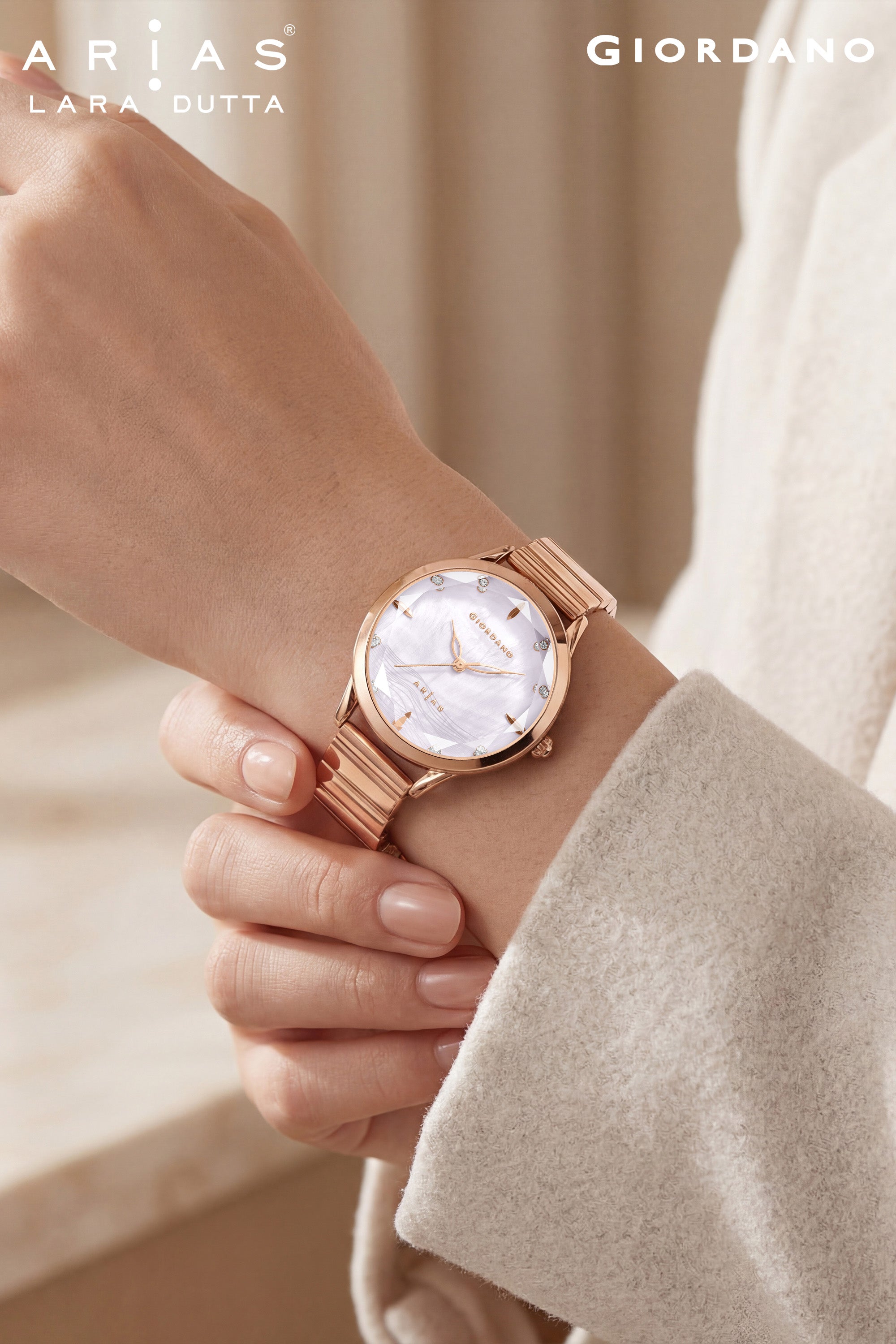 Giordano Arias Lara Dutta Signature Collection महिलाओं के लिए एनालॉग क्वार्ट्ज़ घड़ी जिसमें मदर-ऑफ-पर्ल कट ग्लास डायल, क्रिस्टल आवर मार्कर और स्टेनलेस स्टील ब्रेसलेट स्ट्रैप GZ-60177-33