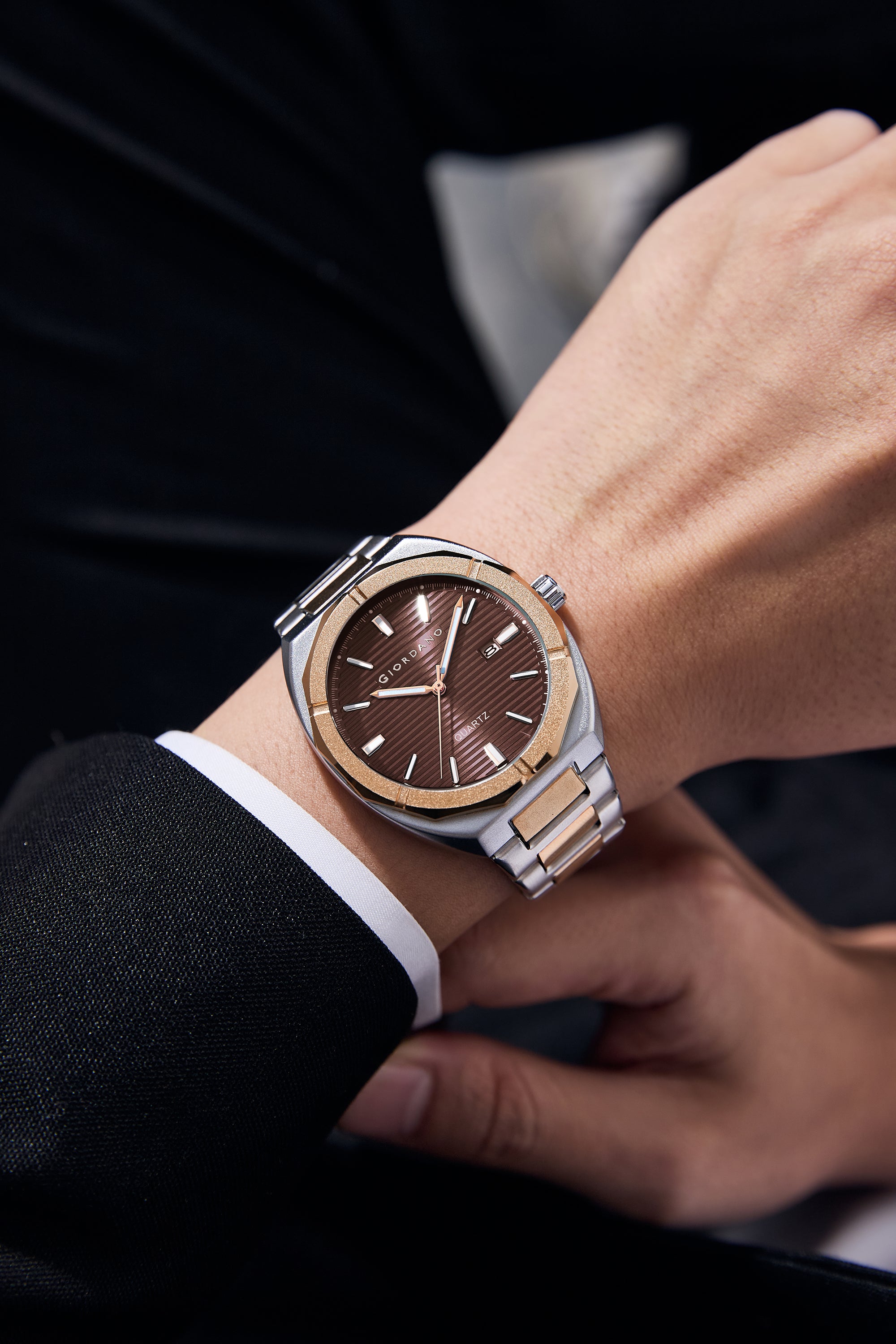 Giordano Modern Watch for Men – Round Brown Textured Dial, Date Display and Stainless Steel Strap - GZ-50141-66