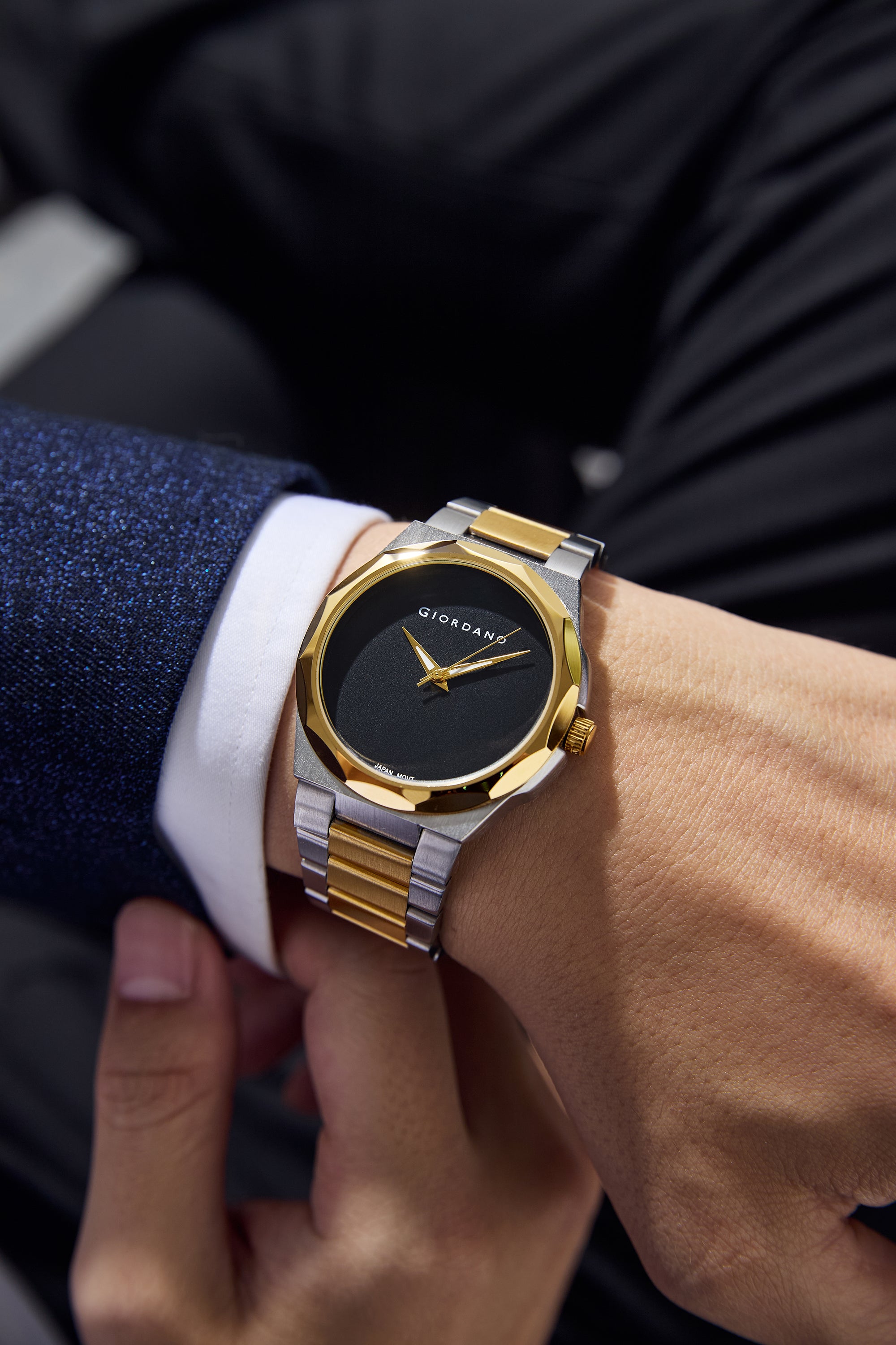 Giordano Classic Formal Analog Quartz Watch for Men with Black Sunray Round Dial, Minimalist Markerless Design, Luminous Hands, Quartz Movement and Two-Tone Stainless Steel Strap - GZ-50189-55