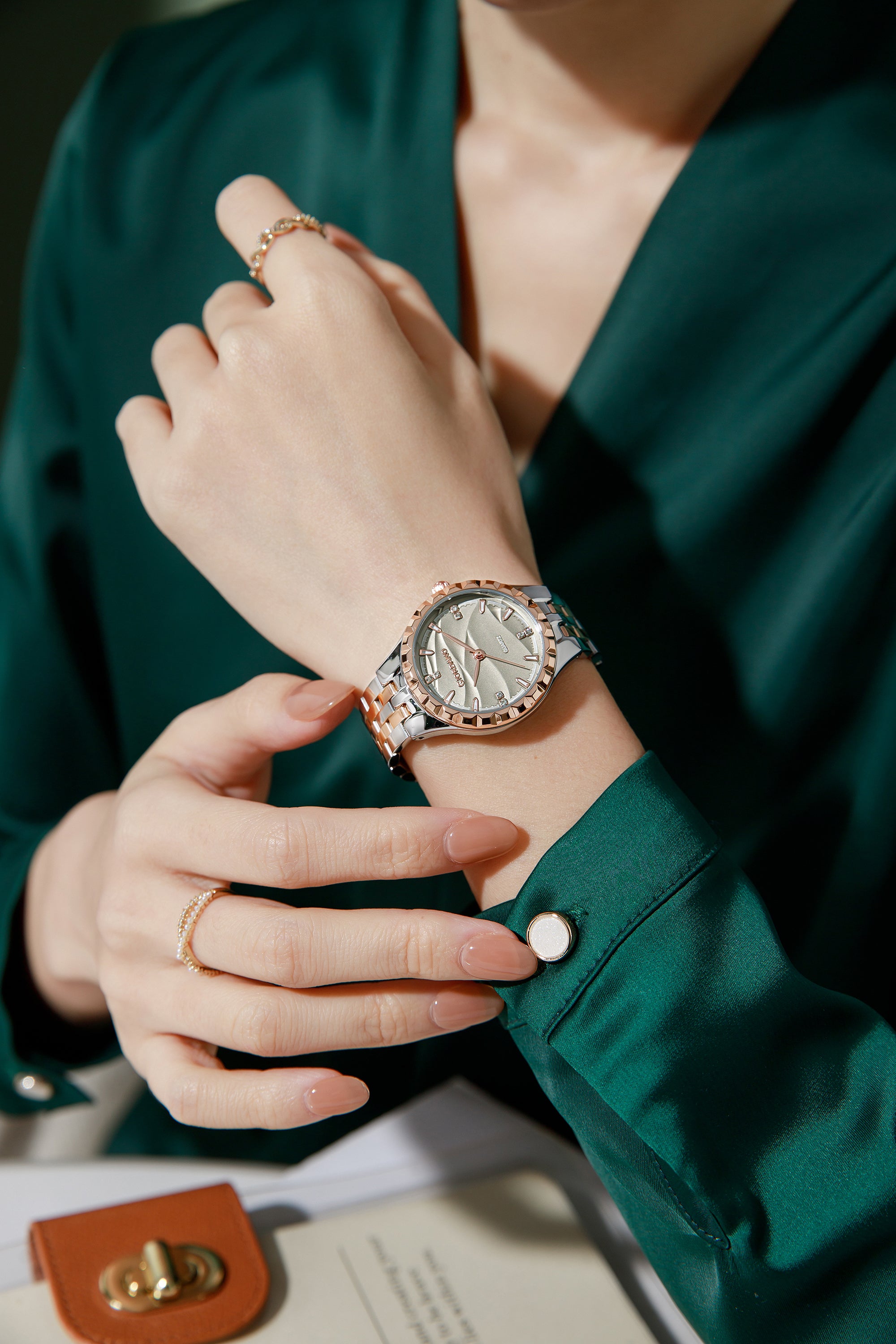 Giordano Analog Quartz Watch for Women with Textured Round Grey Dial, Luminous Hands and Markers, Silver and Rose Gold Stainless Steel Strap - GZ-60164-44