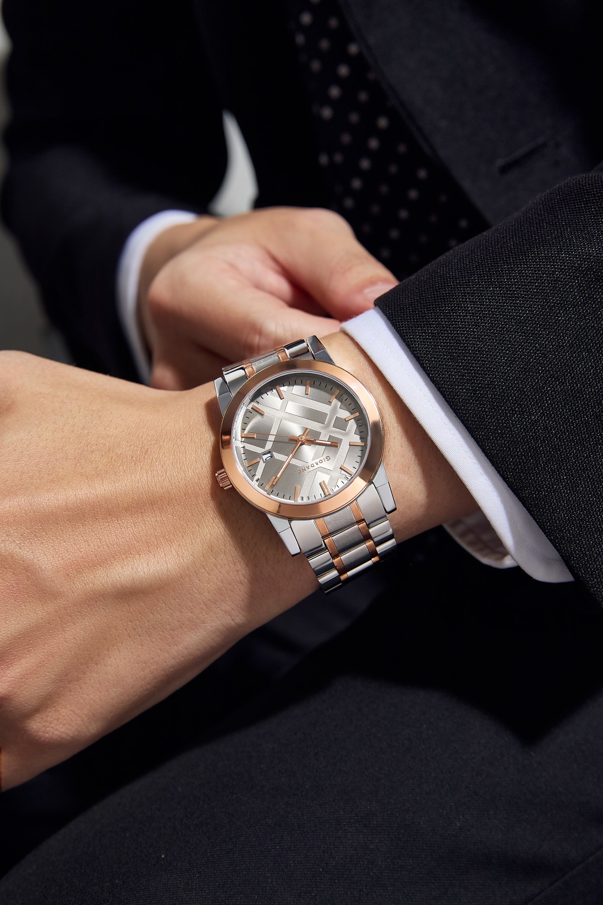 Giordano Analog Quartz Watch for Men with Grey Geometric Textured Round Dial, Luminous Hands Markers, Date Display, Faceted Bezel and Two-Tone Rose Gold & Silver Stainless Steel Strap - GZ-50193-11