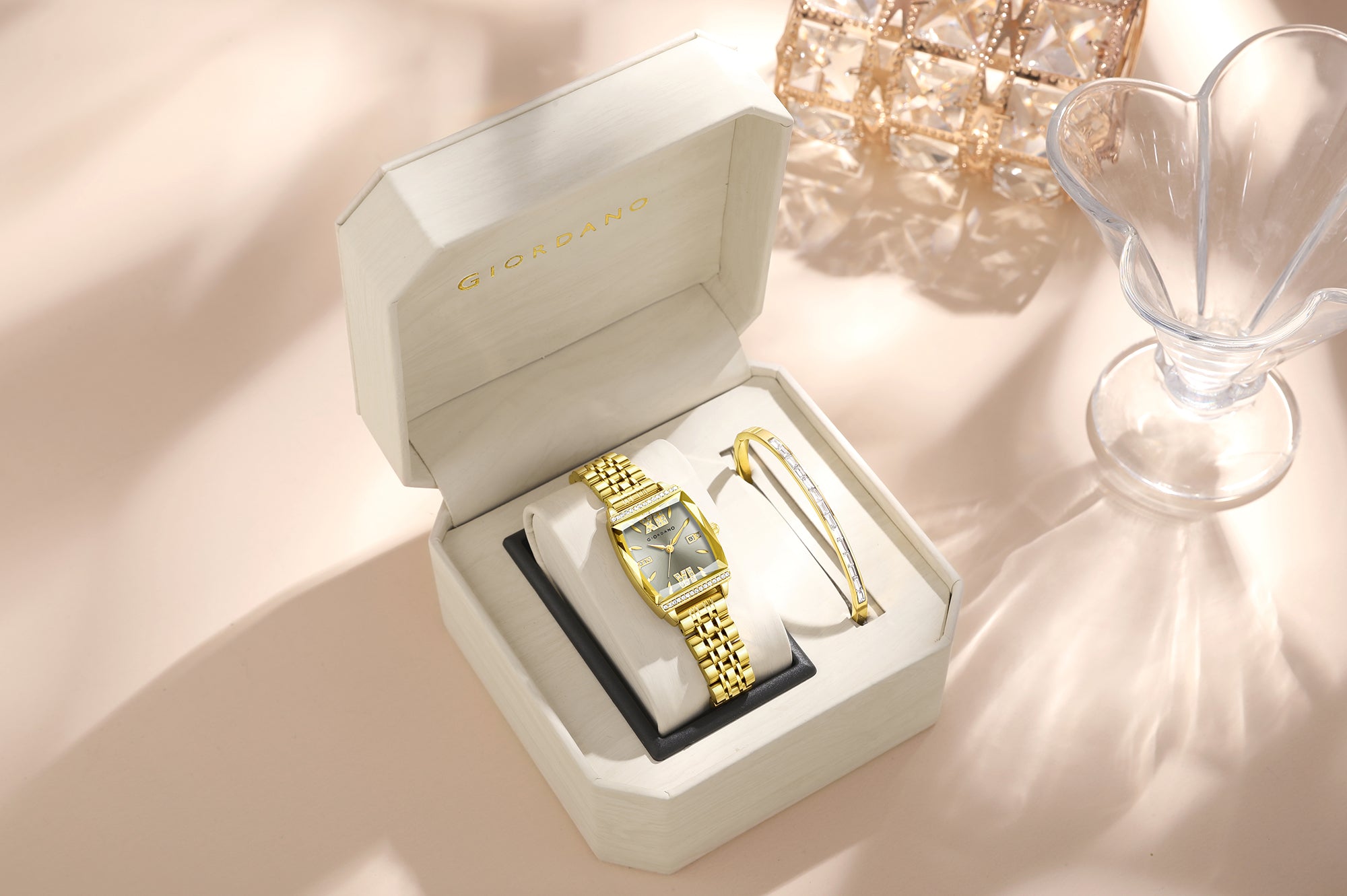 Giordano Analog Watch with Bracelet Set for Women – কাট গ্লাস স্কয়ার ডায়াল, ক্রিস্টাল রোমান ইনডাইসিস এবং স্টেইনলেস স্টিল স্ট্র্যাপ – মহিলাদের জন্য মার্জিত উপহার কম্বো | GZ-60117-55