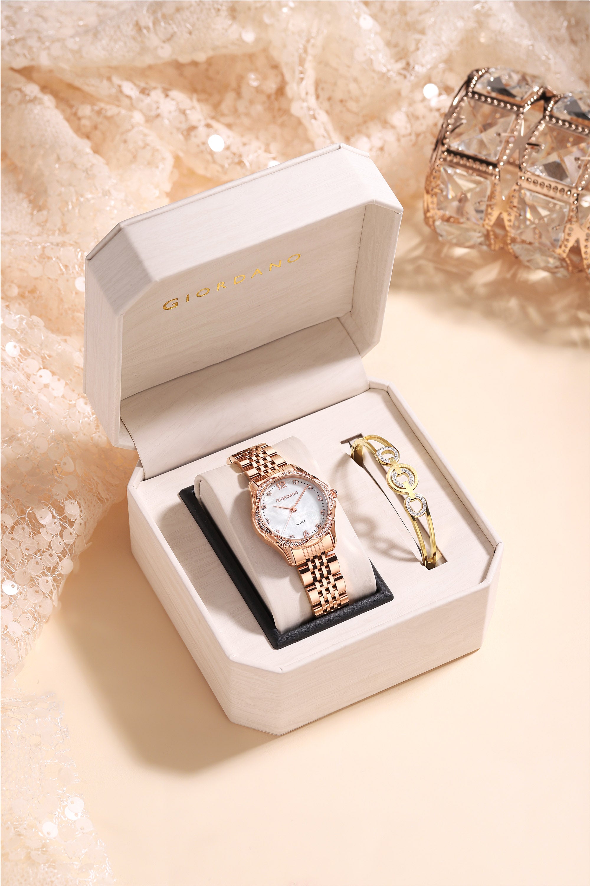 Giordano Analog Watch for Women with Bangle Gift Set - Round Diamond-Style Crystal Dial, Quartz Movement and Rose Gold Stainless Steel Strap - GZ-60157-66