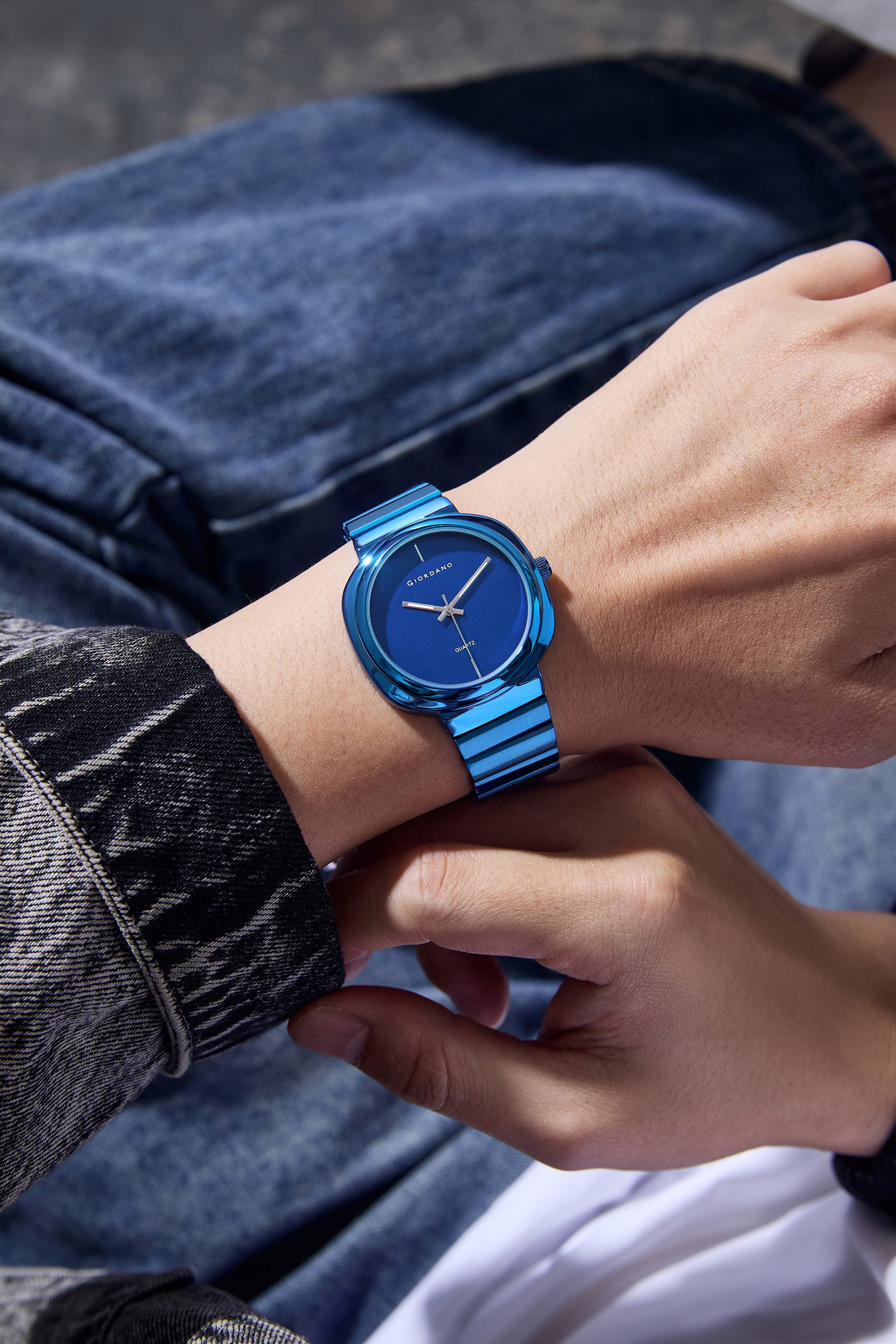 Giordano Analog Quartz Watch for Men with Blue Round Dial, Baton Hour Markers and Blue Stainless Steel Expansion Bracelet Strap - GZ-50233-55