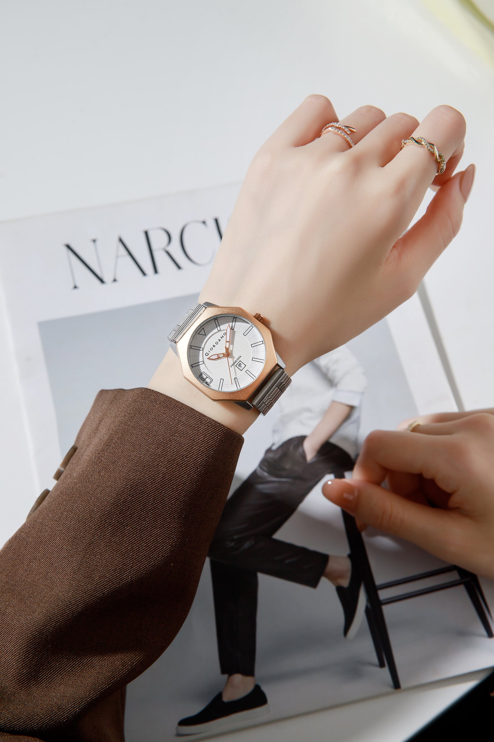 Giordano Primessa Analog Quartz Watch for Women with Textured Round White Dial, Hour Markers, Date Display, Water Resistant and Silver Stainless Steel Strap - GZ-60181-33