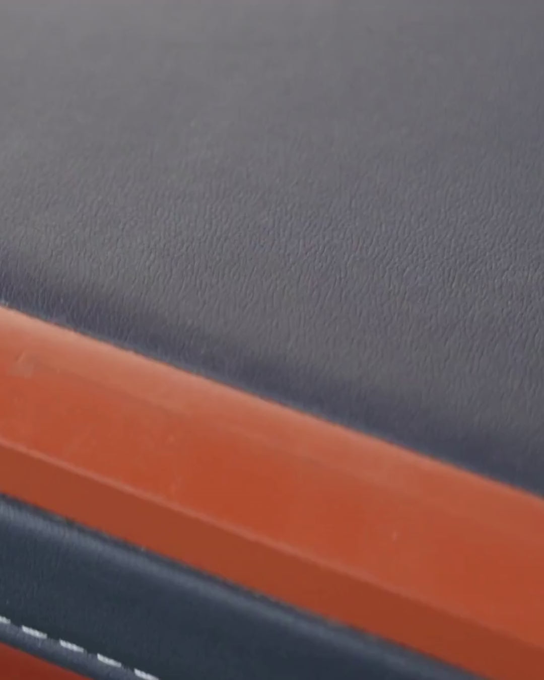 Giordano आधुनिक एनालॉग घड़ी पुरुषों के लिए बनावट वाले डायल और चिकनी सिलिकॉन स्ट्रैप के साथ - GZ-50118-05